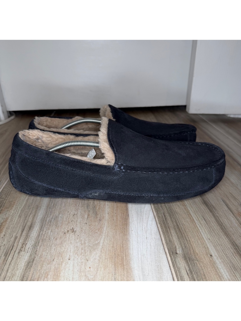 UGG Ascot Black Leather Slippers Sherpa Wool Blend Insoles Men’s Sz 15 - Picture 4 of 9